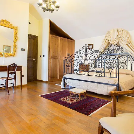 Castello Di Hotel Altomonte