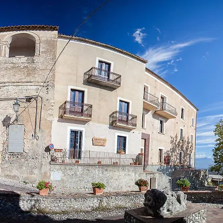 Castello Di Альтомонте