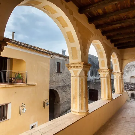 Castello Di Отель Альтомонте