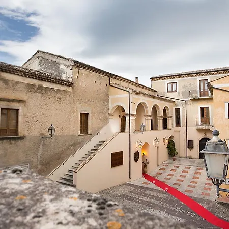 Castello Di Отель Альтомонте