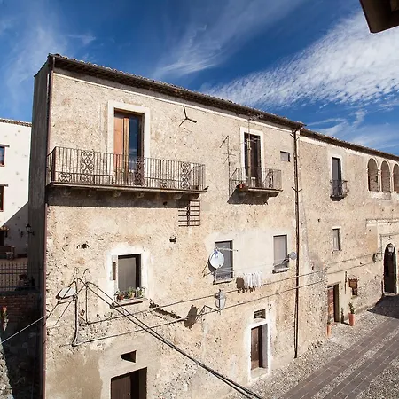Castello Di Альтомонте