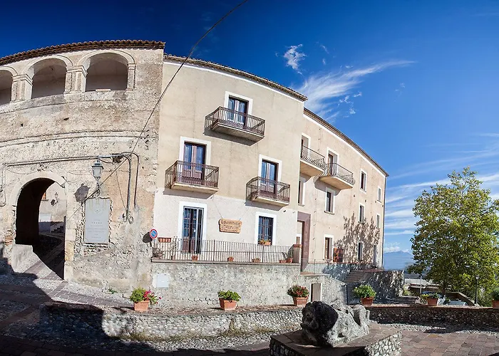 Castello Di 알토몬테